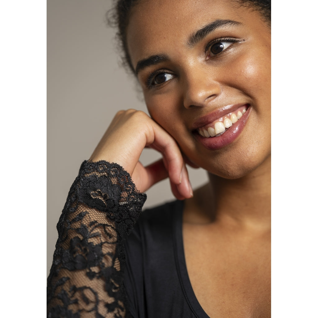 Sandgaard Bluse med blonde ærmer Top Black